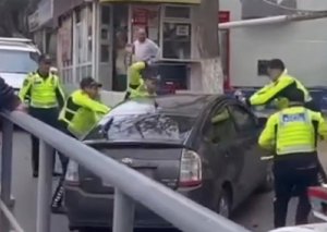 Bakıda "Prius"u polisin üzərinə sürən şəxs həbs olundu- RƏSMİ