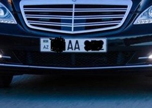 Azərbaycanda məmurun “AA” nömrəli xidməti maşınının şüşələri sındırıldı - Ailə münaqişəsi