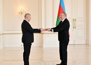 İlham Əliyev Latviyanın ölkəmizə yeni təyin olunmuş səfirinin etimadnaməsini qəbul edib - FOTO