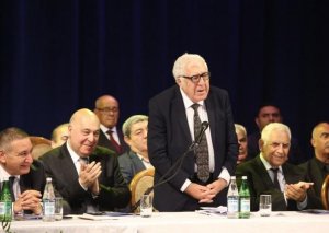 YAZIÇILAR BİRLİYİ 21 NƏFƏRƏ EV VERDİ, ARA QARIŞDI –