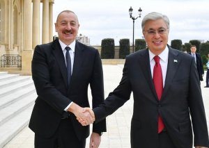 İlham Əliyev Tokayevi Azərbaycana dövlət səfərinə dəvət etdi