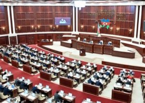 Milli Məclisdə gərgin mübahisə: Biri din xadimini, digəri nazirliyi topa tutdu