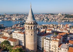 İstanbulda fırtına xəbərdarlığı edildi: Uçuşlar təxirə salındı