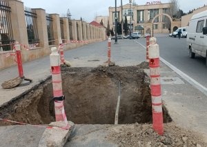 Bir aydır səkini qazıb gediblər... - FOTOLAR