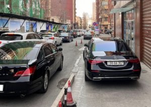 AA seriyalı maşınla səkini zəbt edən kimdir? - FOTO