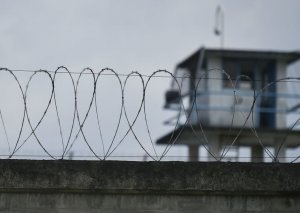 Dustaqlara telefon verən nəzarətçi cinayət məsuliyyətinə cəlb edilib