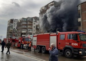 Bakıda yaşayış binasında yanğın: Sakinlər təxliyə edilib, zəhərlənən var