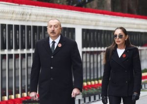 İlham Əliyev xanımı ilə Şəhidlər xiyabanında
