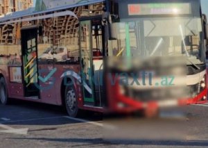 Piyada avtobusun altında qalıb öldü - Bakıda dəhşətli qəza -