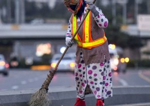 Süpürgəçi qadına əxlaqsız təkliflər edən gənclər HƏBS EDİLDİ