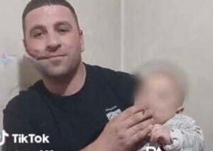 Canlı yayımda 1 yaşlı uşağa siqaret çəkdirən ata saxlanıldı - FOTO