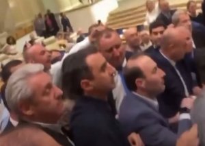 Gürcüstan parlamentində deputatlar arasında dava düşüb