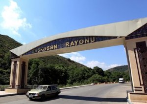 Daşkəsəni Əhəd Abıyev sürücüsünün əli ilə ədarə edir - İLGİNC FAKT