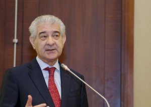 Əli Əhmədov əşyalarını da götürüb Nazirlər Kabinetindən çıxdı