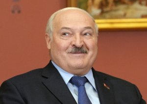 Lukaşenko: "Ermənilər kimə lazımdır? Makron kimdir ki?"