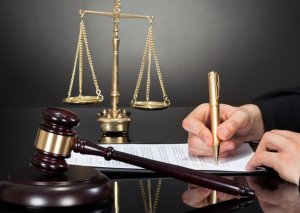 Nazirliyin əməkdaşı oğlunu bıçaqlayıb? - MƏHKƏMƏ