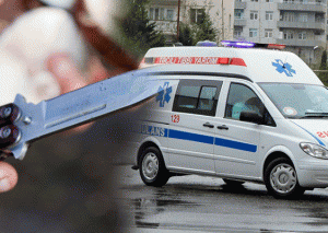 Bıçaqla öz boğazını kəsdi