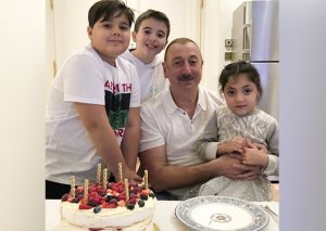 Nəvələrindən dövlət başçısına ad günü təbriki - Foto