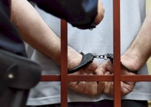 Quranın üstündə oturan gənc bloqeri polis saxladı - FOTO