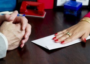 Nazirliyin rüşvət alan keçmiş qadın əməkdaşı bəraət istəyir