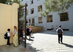 Məktəbin həyətində valideynlər arasında dava - Rəsmi açıqlama