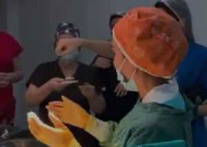 Əməliyyat zamanı doğum gününü qeyd edən həkim işdən KƏNARLAŞDIRILDI