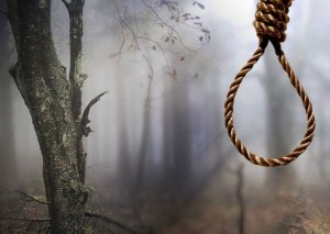 İtkin düşən tibb bacısı meşədə özünü asdı - Azərbaycanda ŞOK