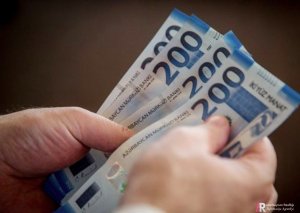 Artımlar təsdiqləndi: bu şəxslərin də maaşları artırıldı