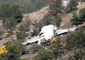 Helikopterlə toqquşan təyyarə 2 yerə parçalandı