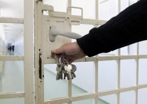 Nişanlısı məhbusa telefon gətirdi - Yaxalandı