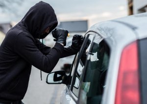 Bakıda iş adamının maşınından 124 min oğurlandı