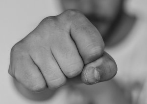 Qadın məktəbdə övladını döydü, müəllimi bıçaqladı