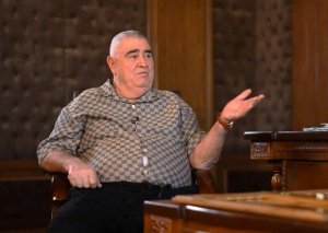 "85 min dollarımı qaytarmır" - Şərurlu İsfəndiyardan şikayət