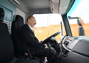 İlham Əliyev xüsusi təyinatlı avtomobilin sükanı arxasında - Foto