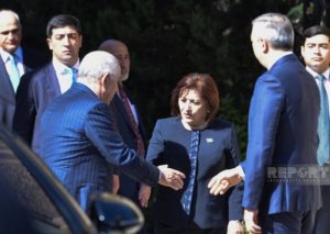 Dövlət rəsmiləri Heydər Əliyevin məzarını ziyarət etdi - FOTO