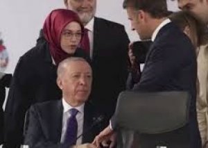 Makron Ərdoğanla görüşdə özünü alçalmış duruma SALDI
