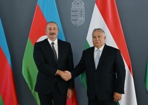 İlham Əliyev və Viktor Orban mətbuata birgə bəyanatla çıxış edirlər