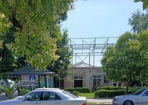 Bərdədə məscidinin yanındakı qanunsuz tikintini hansı məmur himayə edir? - Fotofakt