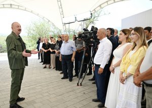 İlham Əliyev Xanyurdu kənd sakininə: Daha heç kim bizi bu yerlərdən çıxara bilməz