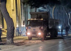 Gecə ilə səkini tutub, ağacların dibini asfaltlayaraq parkinq etdilər - Cəzalandırılanlar var