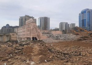 “Sovetski”də qəzalı binaların söküntüsünə başlanıldı