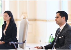 Yeni təyin olunan səfir bu deputatın qohumudur