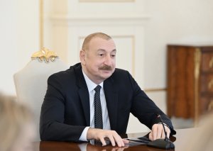 İlham Əliyev Si Cinpini təbrik etdi