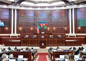 Milli Məclis Xocalı soyqırımı qurbanlarını sükutla yad etdi