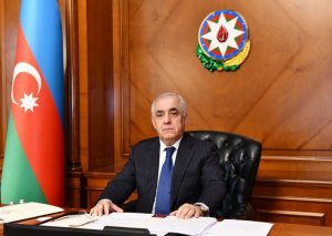 Baş nazir parlamentə gəlib