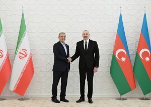 Pezeşkian İlham Əliyevə zəng etdi