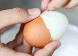 Yumurtanı saniyədə qabığını soymağın ən asan yolu: Qaynar suya yarım çay qaşığı...