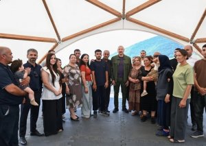 Prezident İlham Əliyev Şuşanın Kiçik Qaladərəsi kəndində sakinlərlə görüşüb