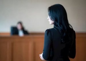 İki uşaq anası Dağüstü parkda sevgilisini qarət etdi