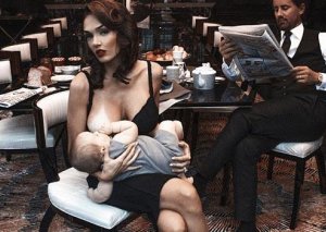 İş adamının qızı uşaq əmizdirərkən